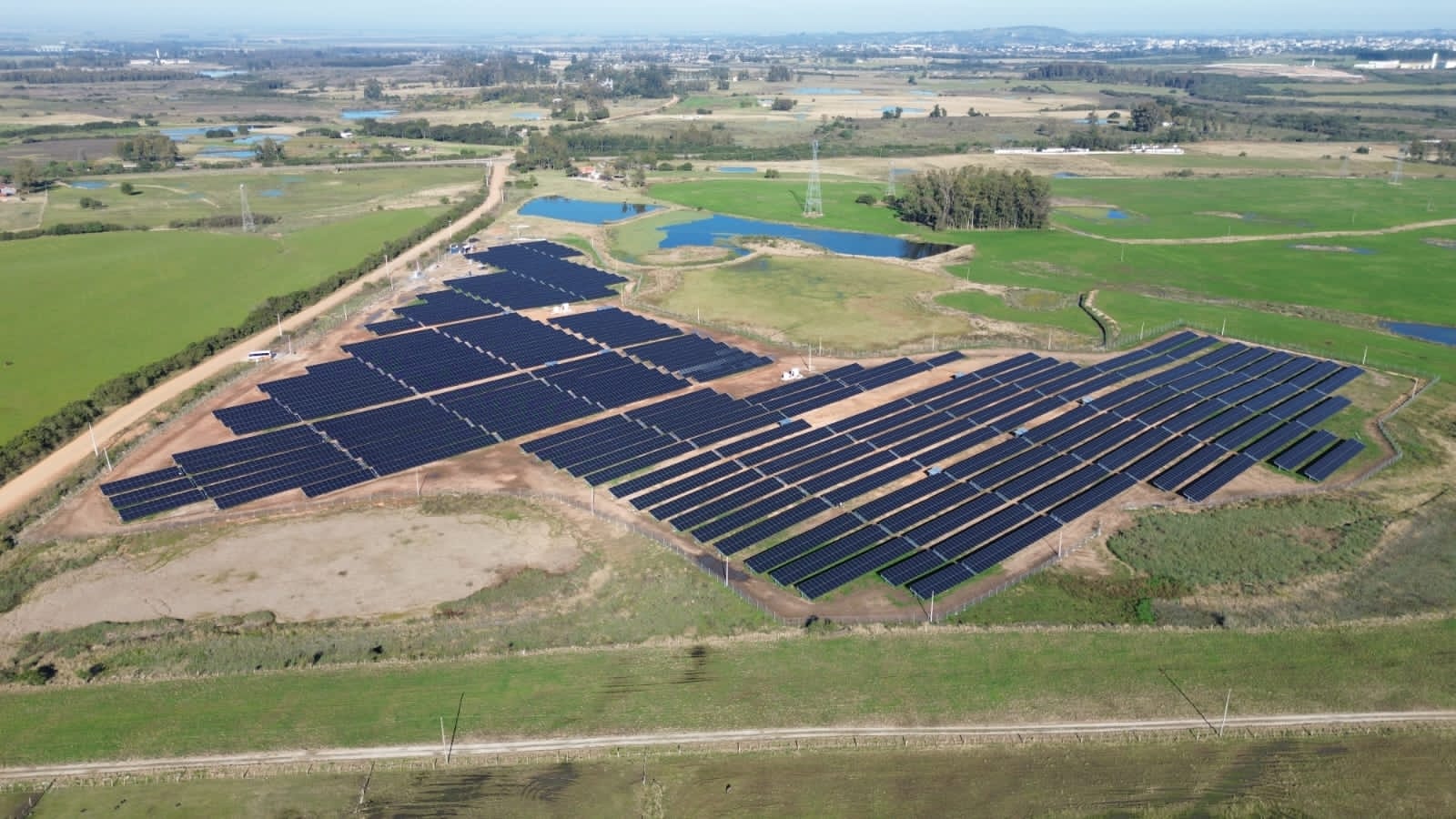 Vista aérea da usina solar da Luxia em Bagé, Rio Grande do Sul