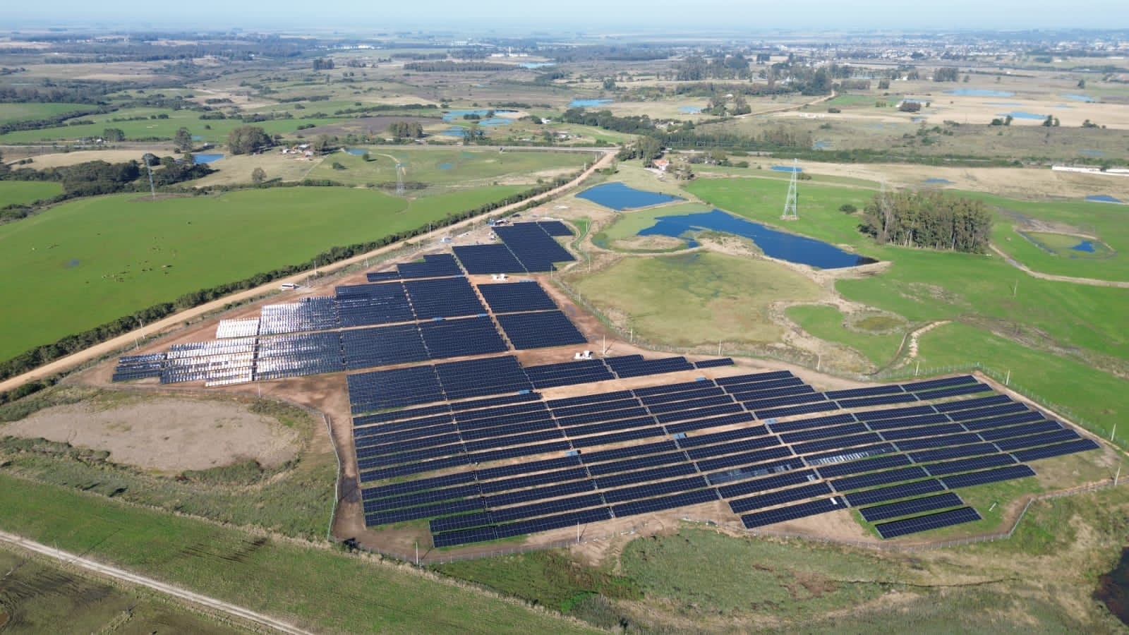 Vista aérea da usina solar da Luxia em Bagé
