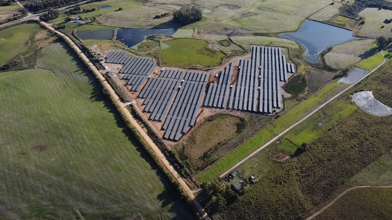 Painéis solares no campo