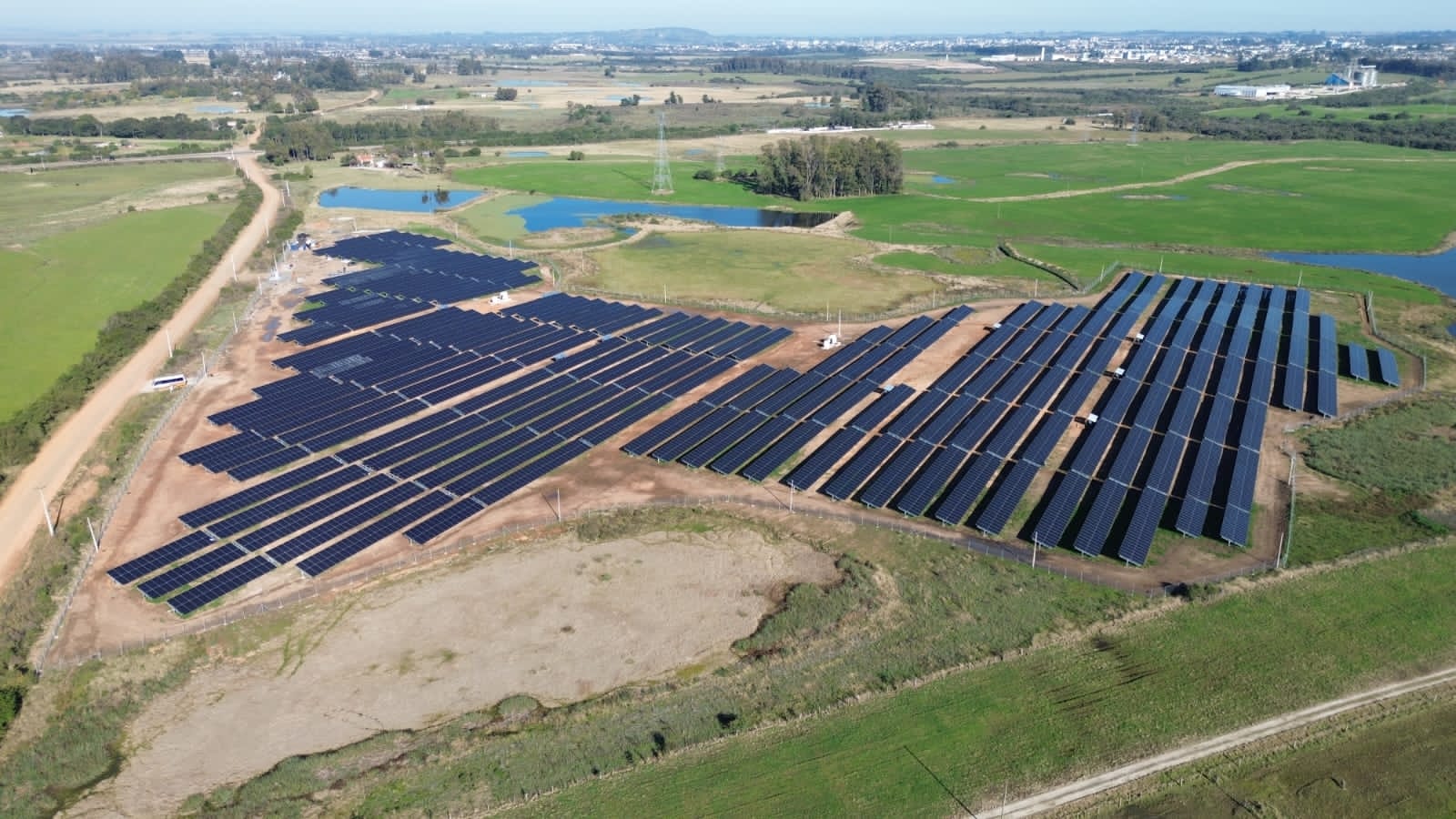 Painéis solares da Usina 01 da Luxia